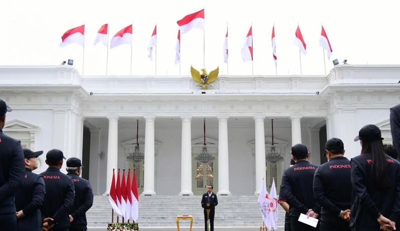 Presiden Joko Widodo melepas 576 kontingen Indonesia yang akan bertanding pada Cke-19 di Hangzhou, Republik Rakyat Tiongkok (RRT) yang digelar di halaman Istana Merdeka Jakarta, Selasa (19/9/2023). (gemapos/ant)